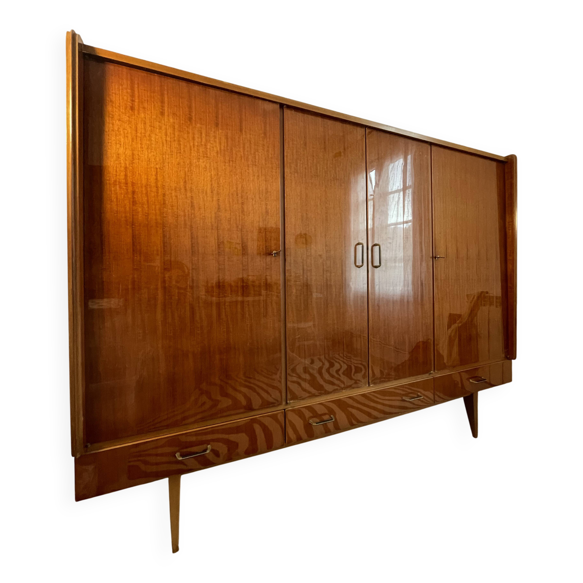 SAM dressing wardrobe