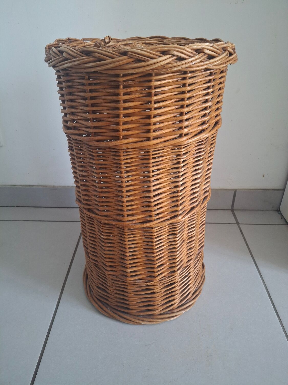 Large woven wicker basket with lid – vintage spirit