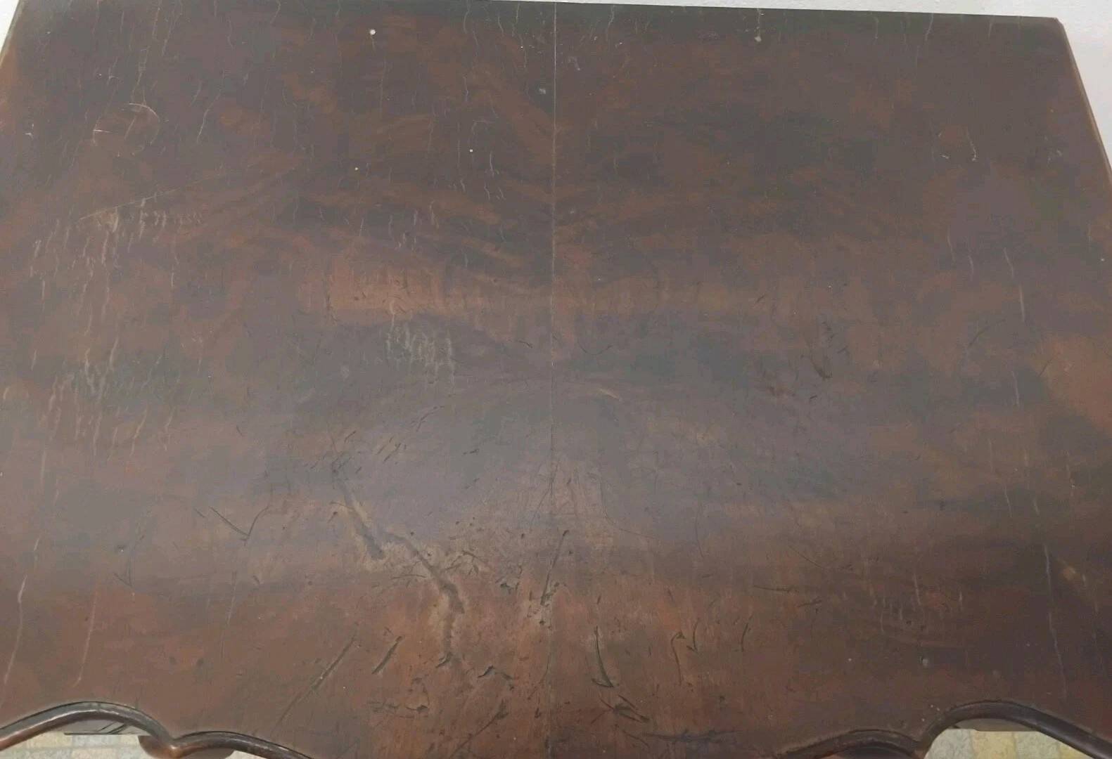 Commode galbée ancienne