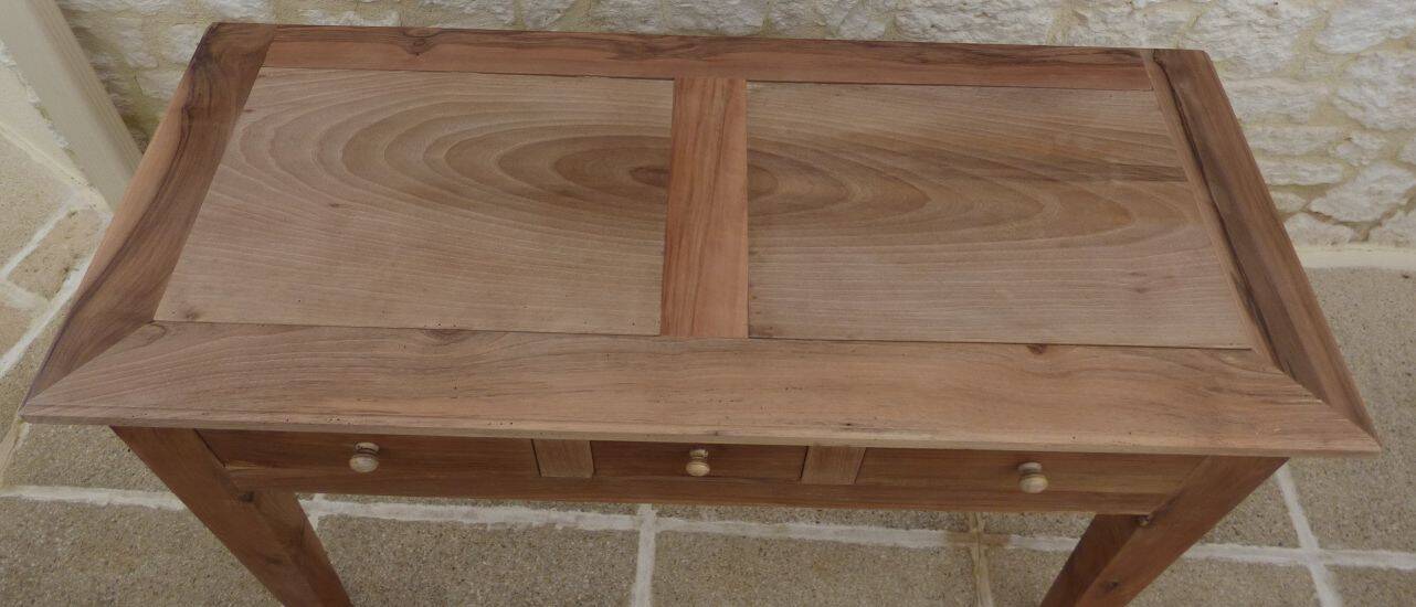 Console in solid walnut with a natural finish, featuring three drawers with a belt.