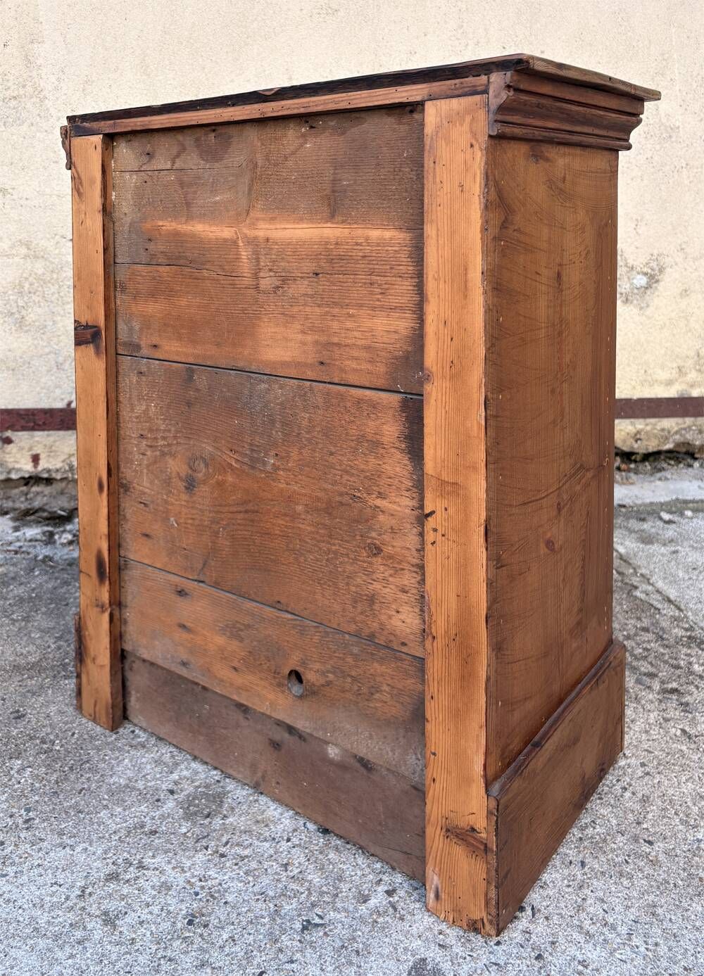 Small workshop cabinet with four drawers, mahogany finish and lined interiors.