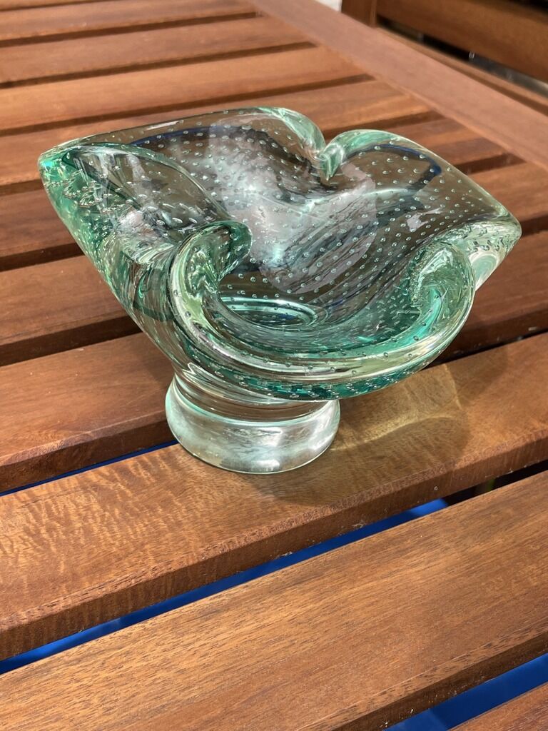 Empty bubbled glass pocket