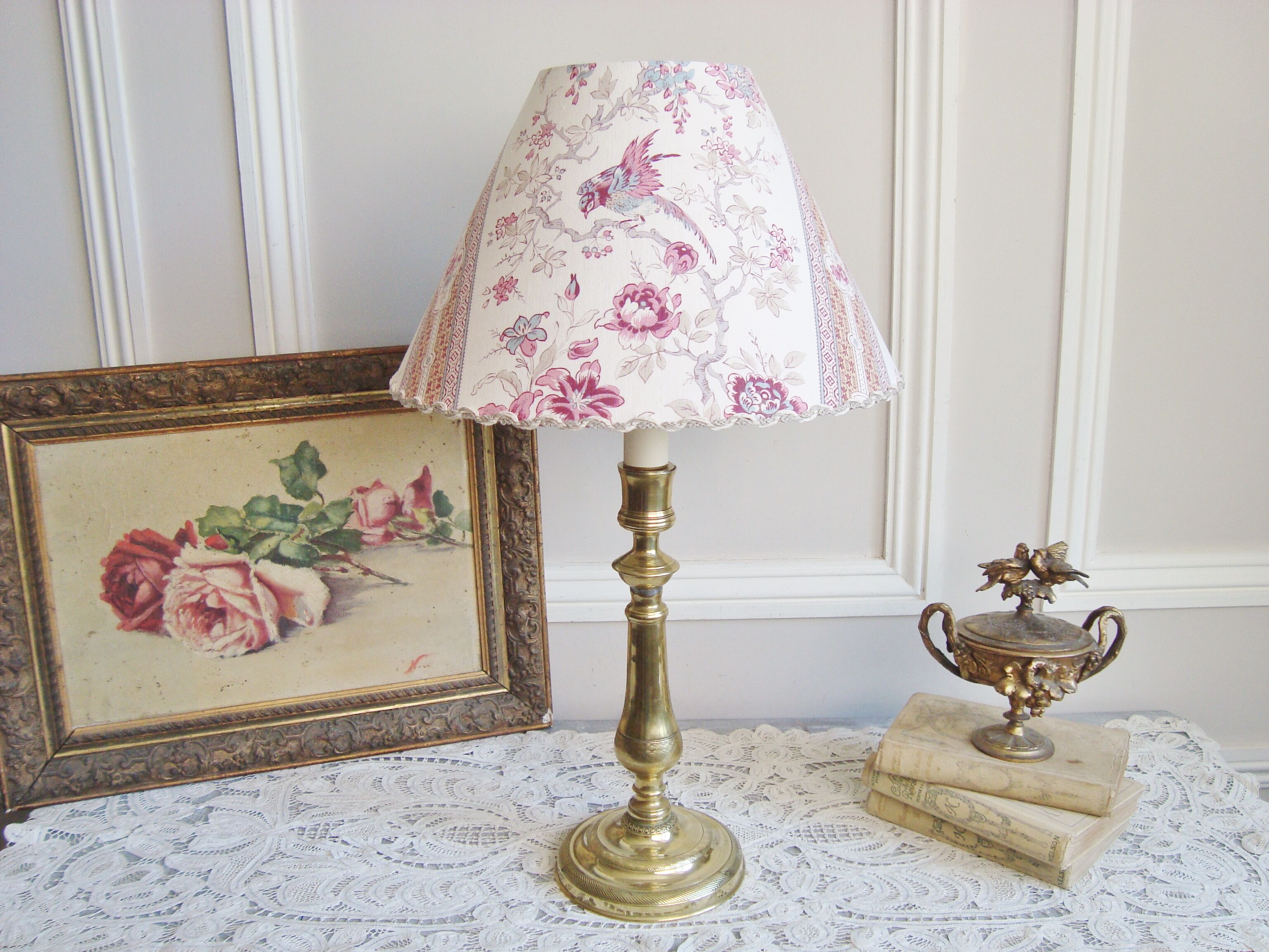 Lampe ancienne en laiton gravé avec son abat-jour en tissu oiseau des années 1900