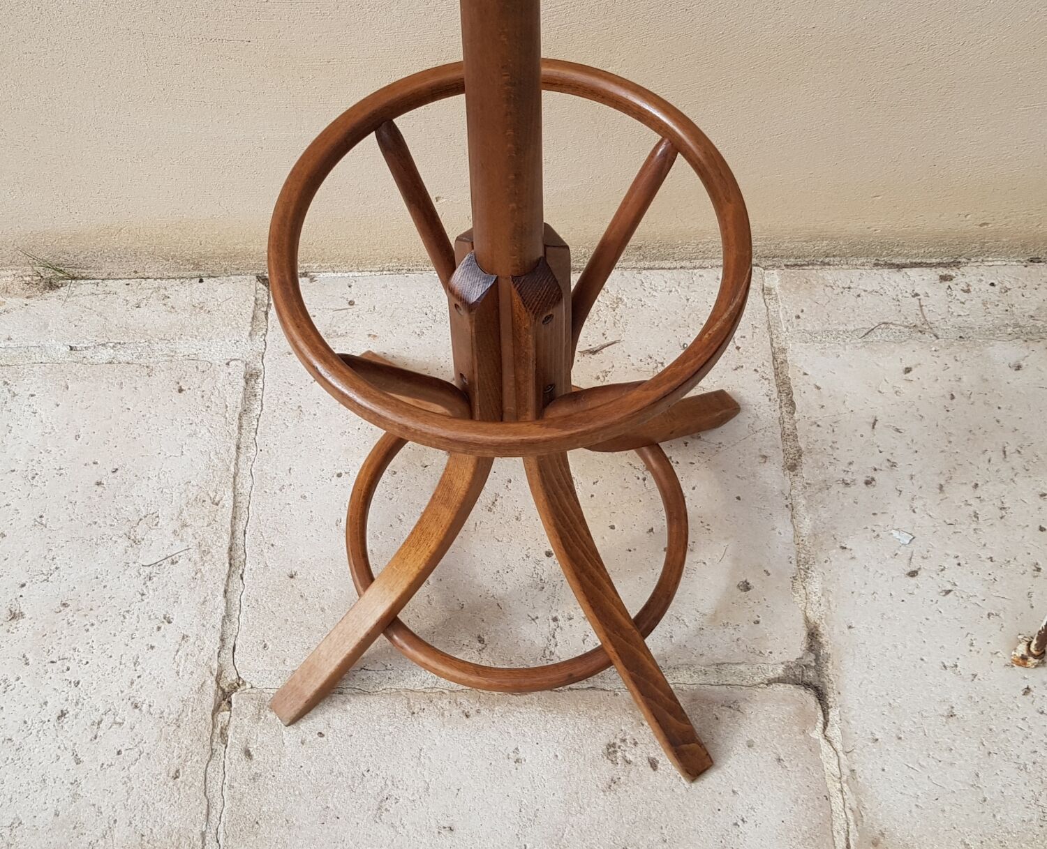 Coat rack roting parrot