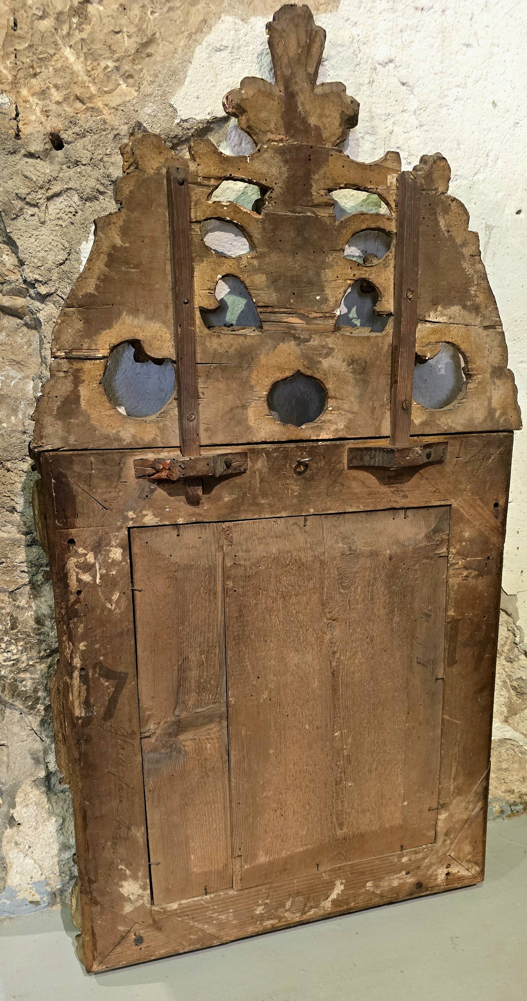 Regency period mirror with a carved and gilded wooden pediment – 18th century