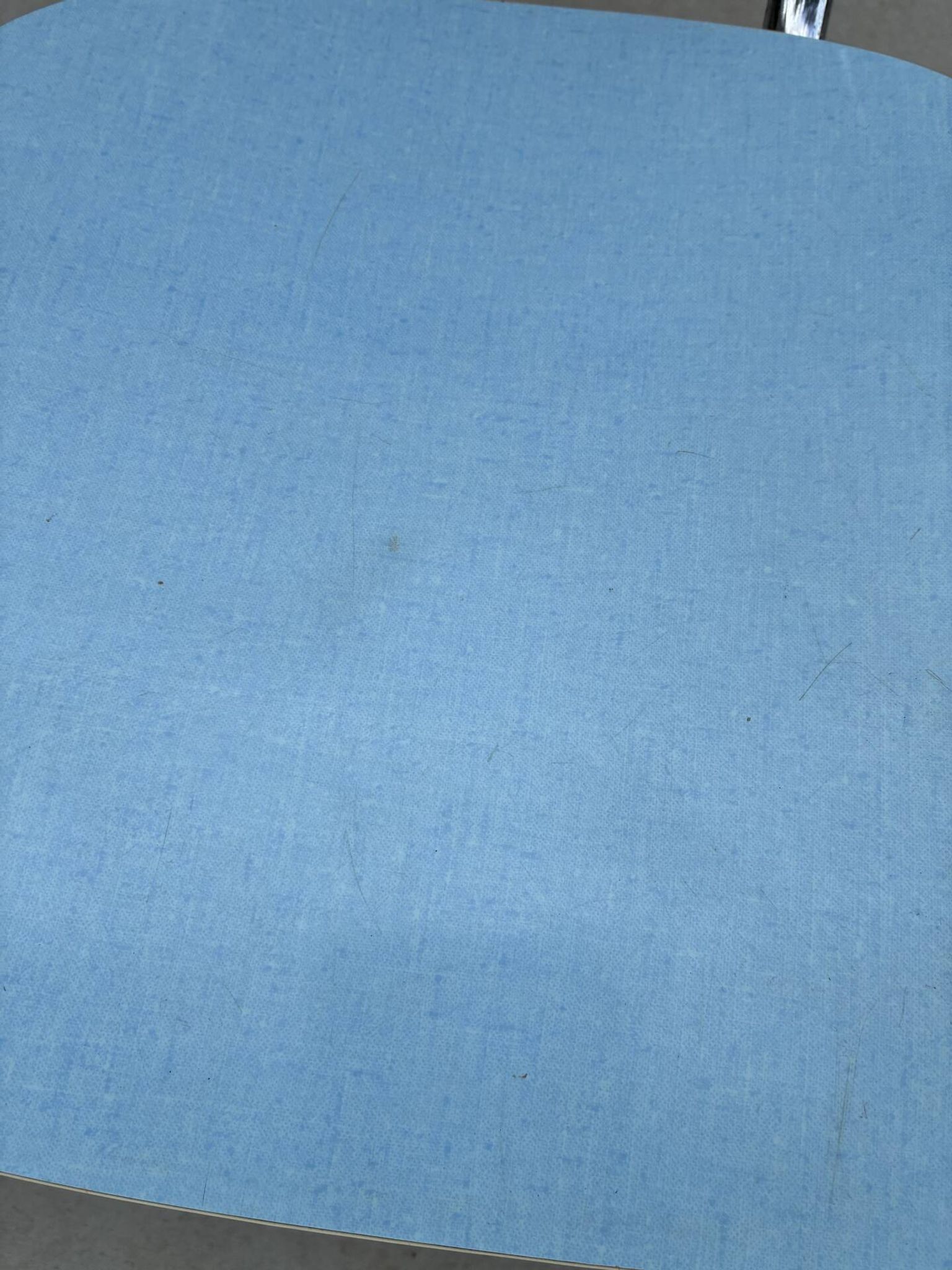Paire de chaises en Formica bleu “Peugeot”