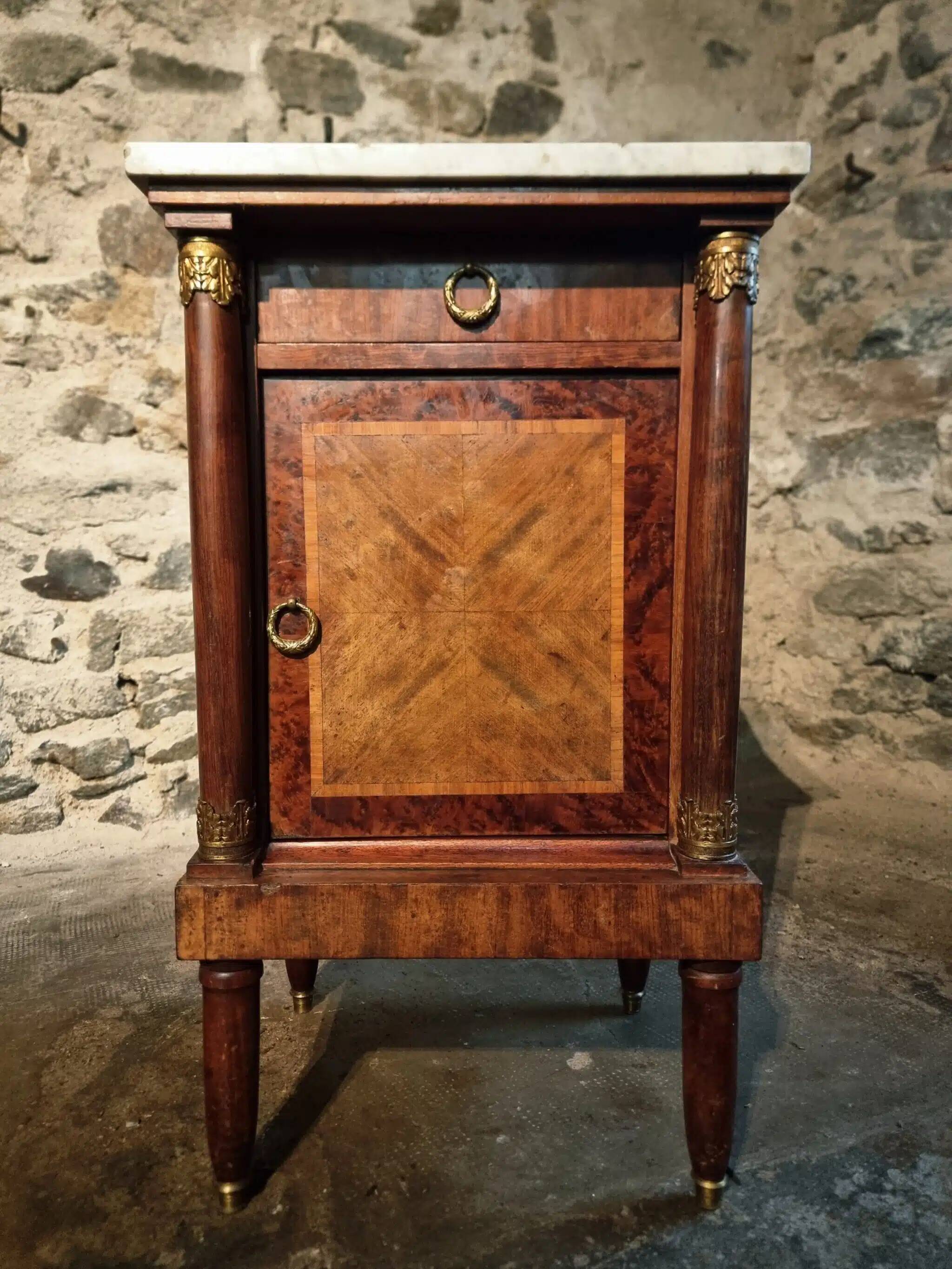 Table de chevet Empire français avec dessus en marbre