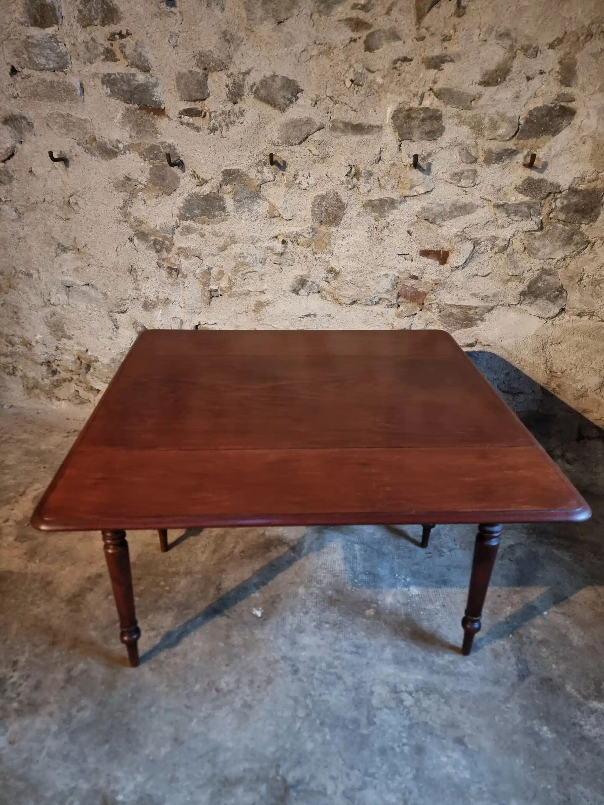 Antique English drop-leaf table in mahogany, late 19th century.