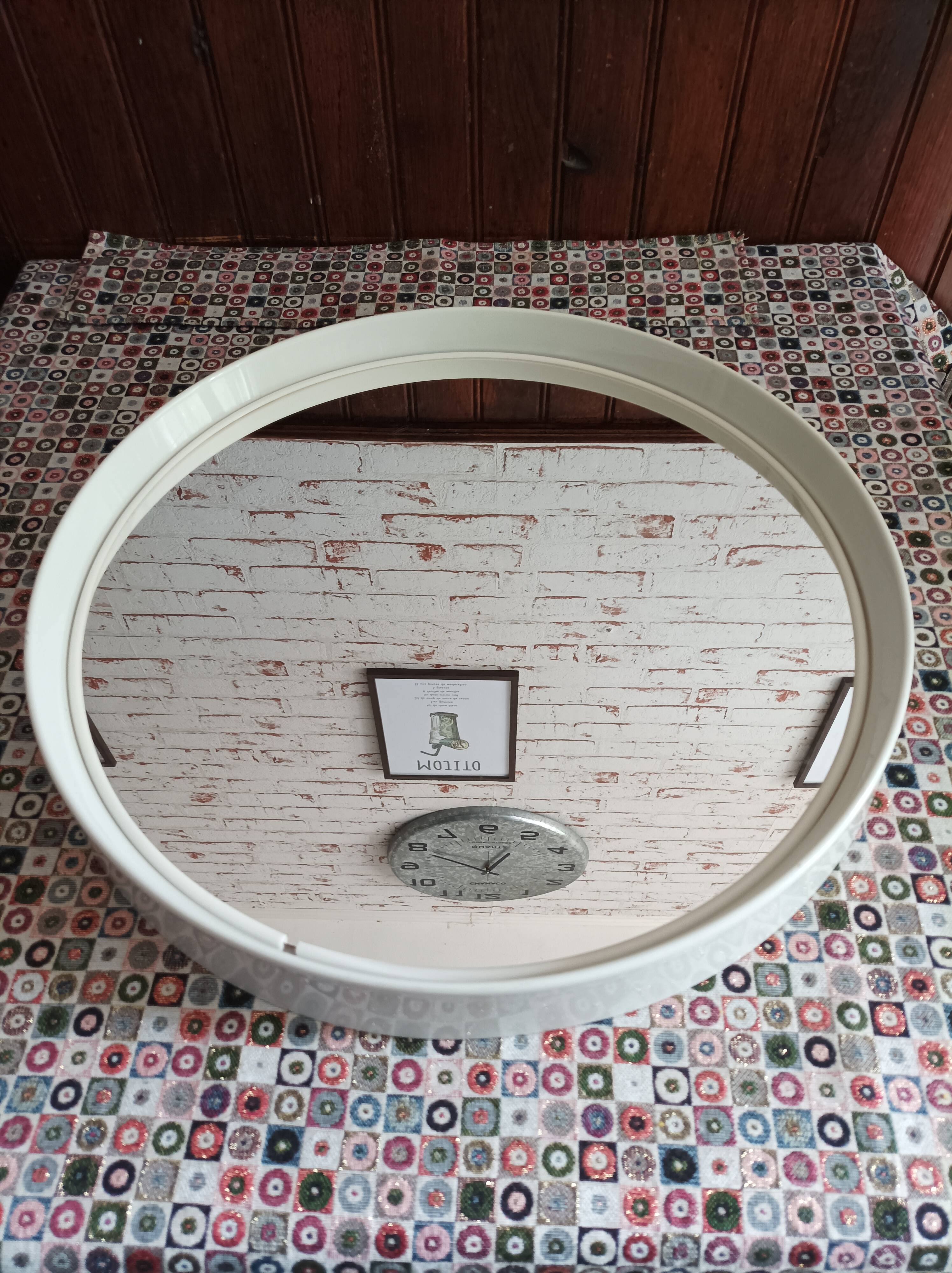 Italian white round mirror from the 70s by Collezione SALC