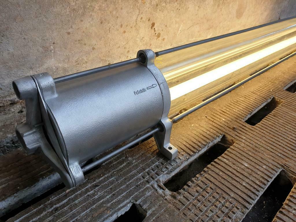 Old tube lamp fluorescent DDR