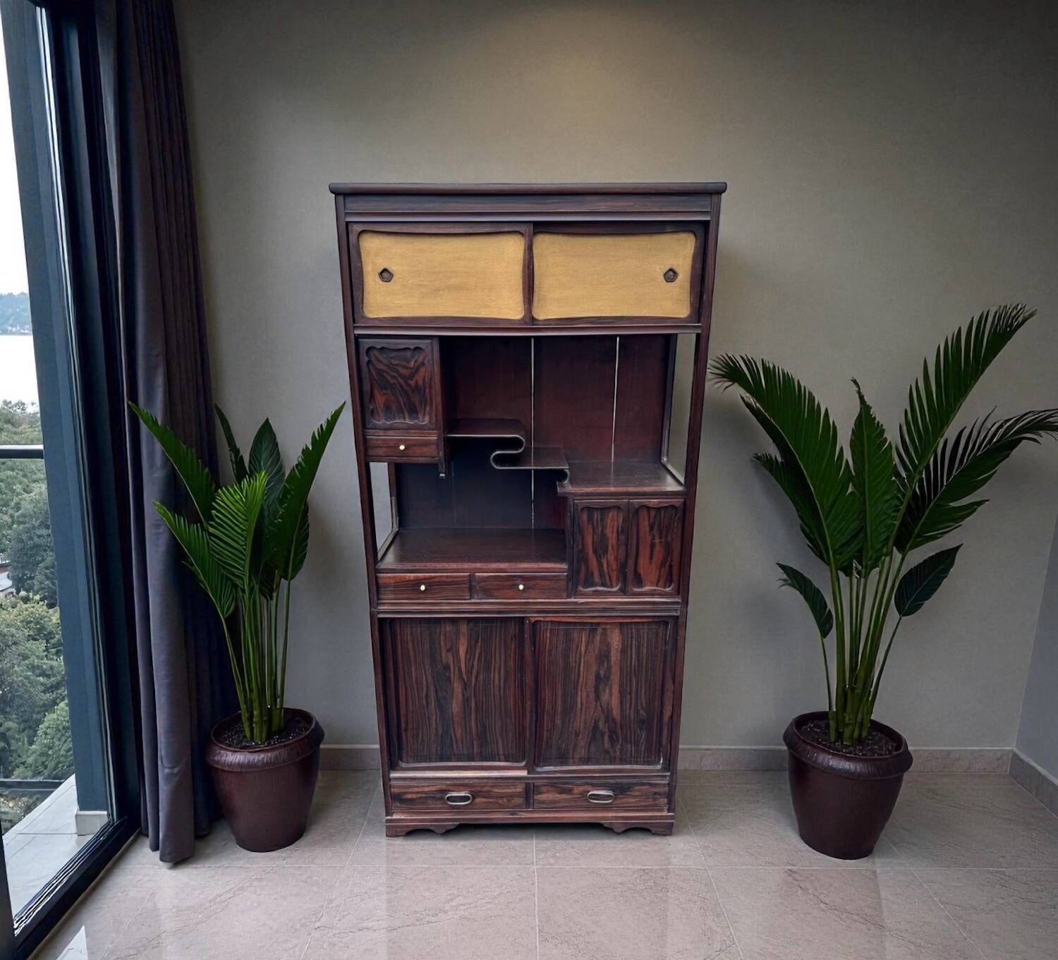 Elégant cabinet en deux corps typique style japonais, vers les années