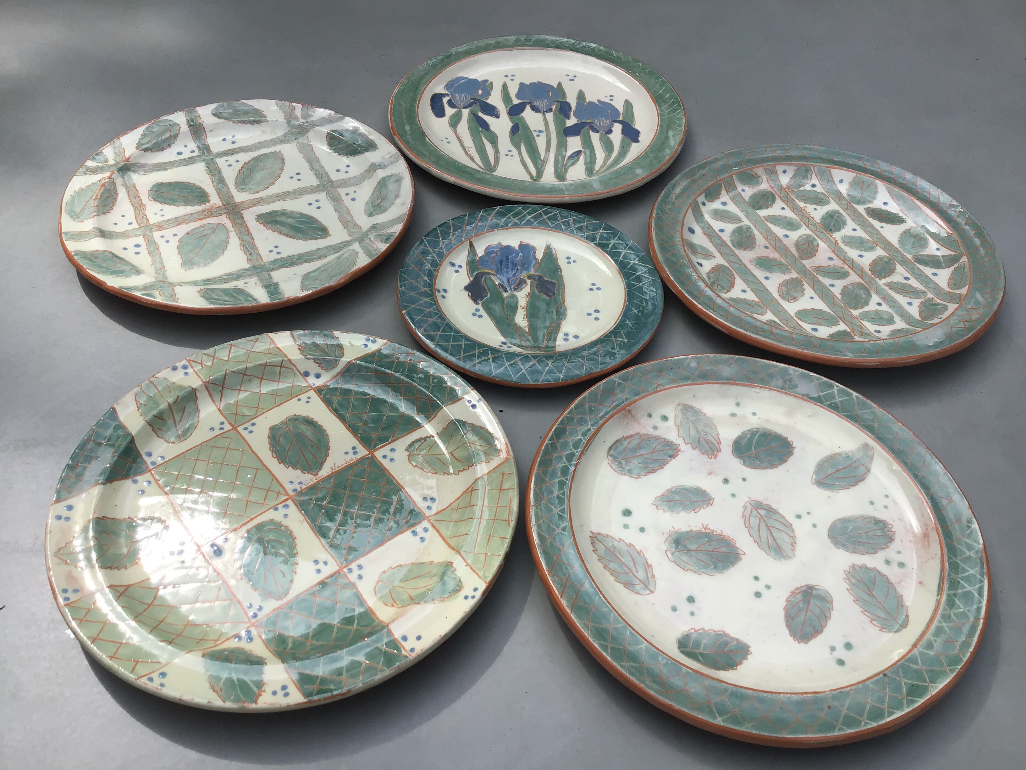 Set of 5 artisanal plates in enamelled earth plus a dessert plate. Unique pieces .
