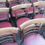 Lot de 12 chaises bistrot TON en bois et skaï rouge vintage.