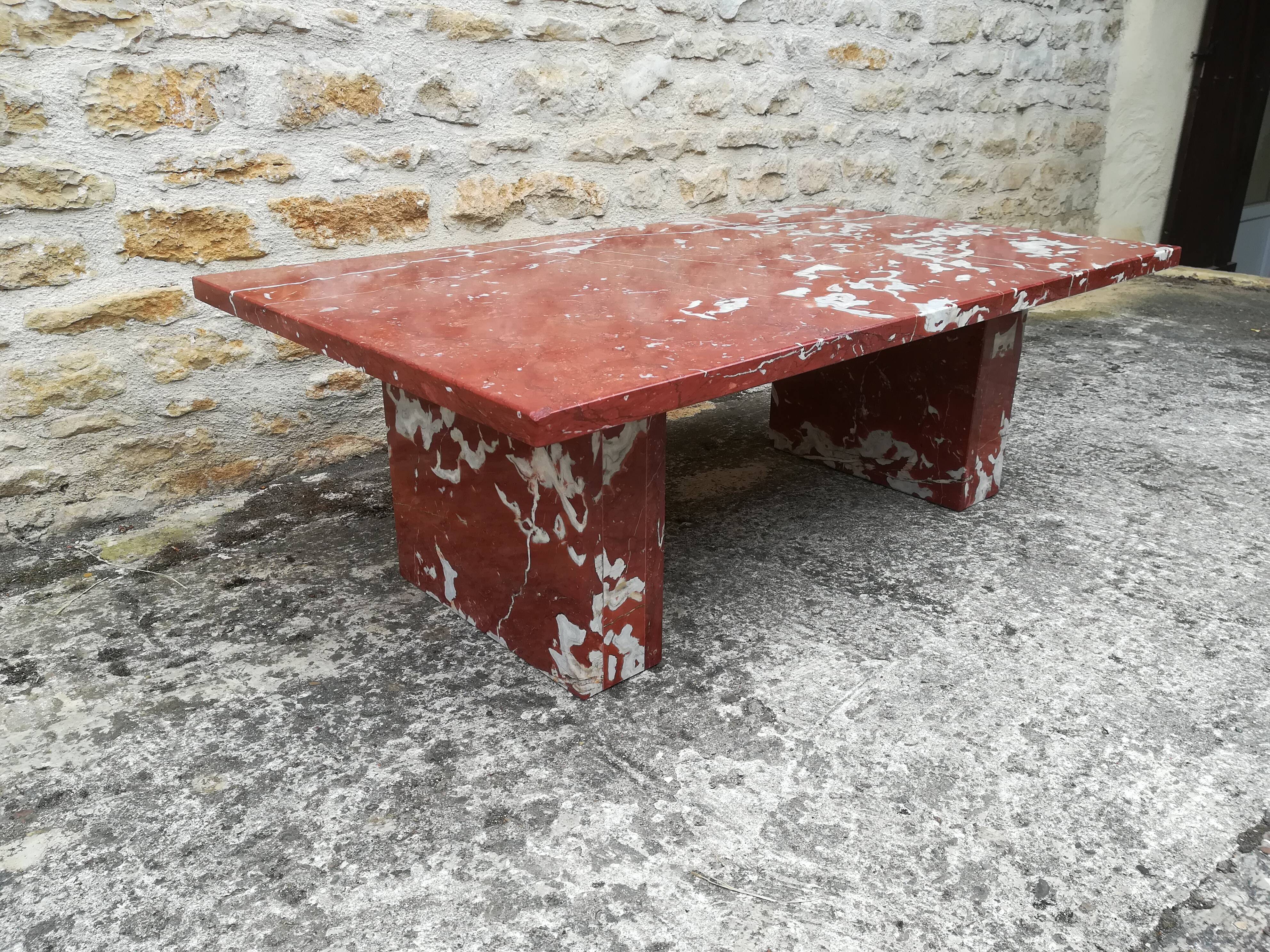 Table basse en marbre rouge