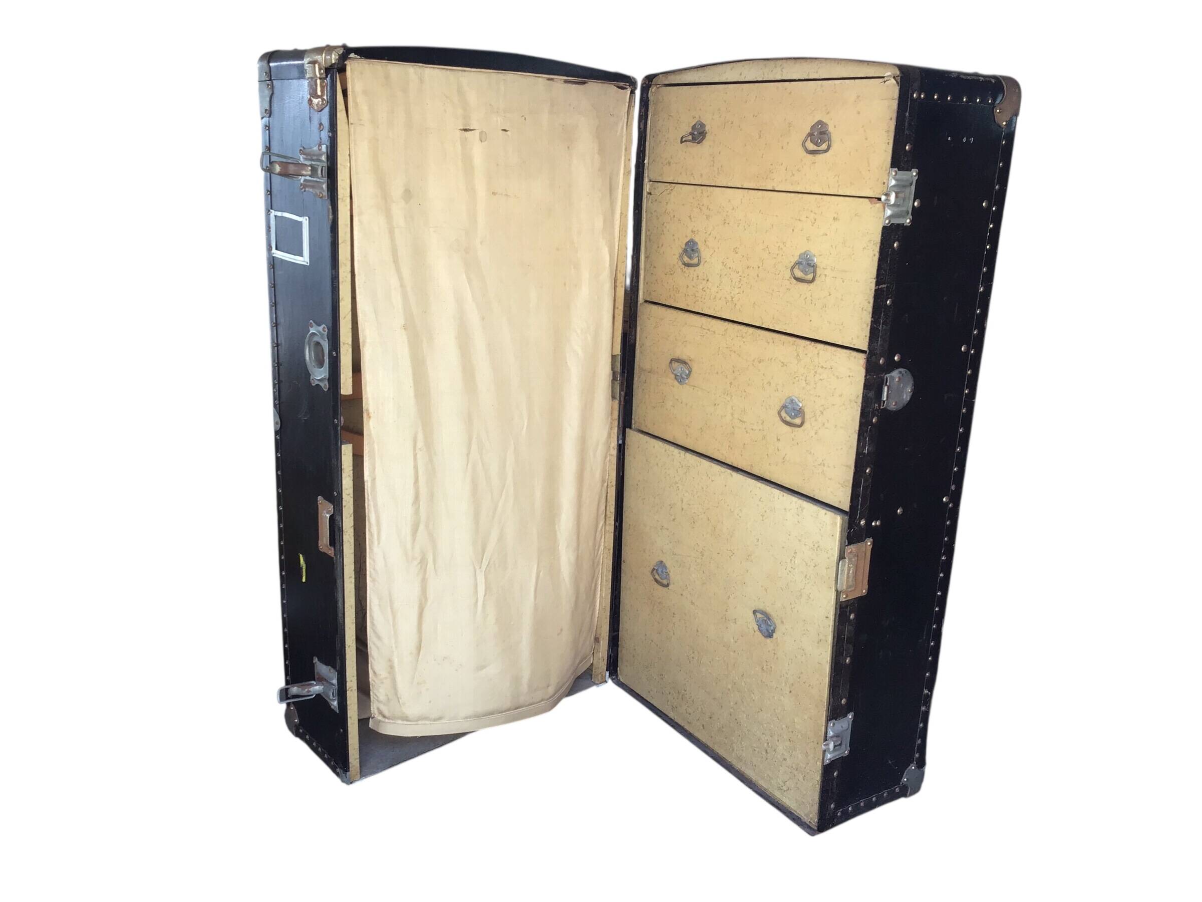 Antique vertical cabin trunk – 109 cm – parchment interior