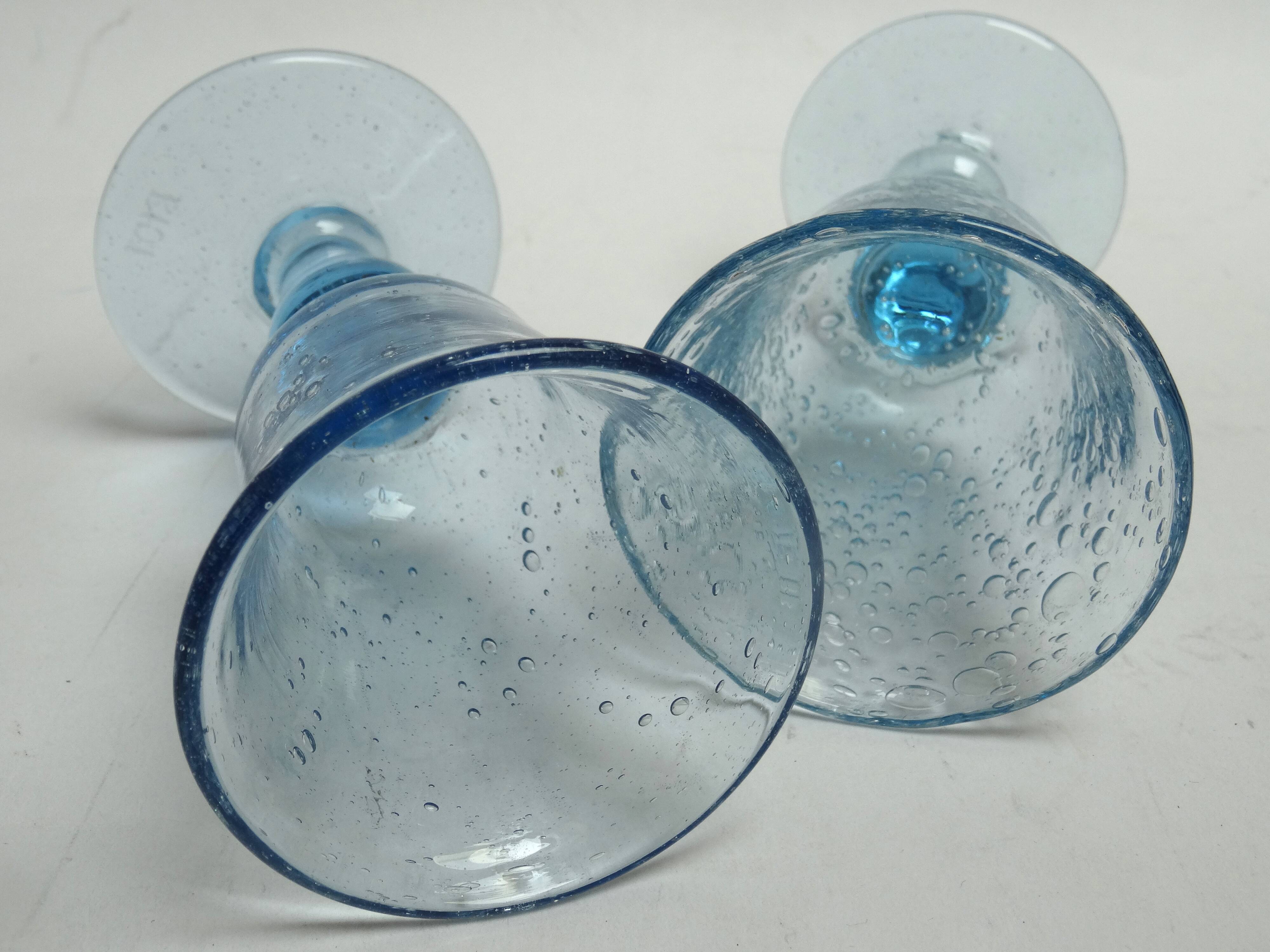 2 glasses with Biot liqueur