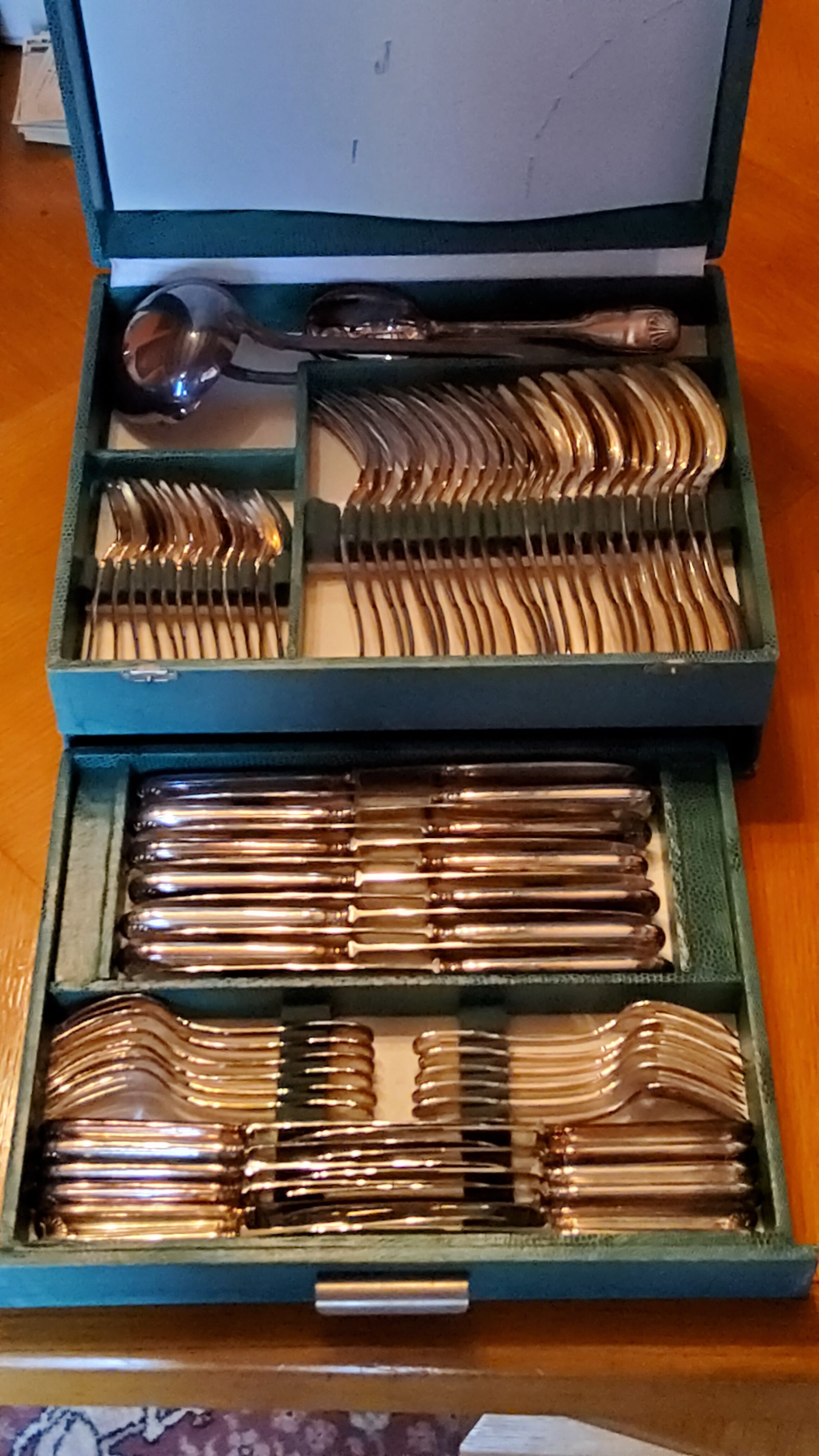 Silver metal housewife of the 50s shell model 76 pieces in its box