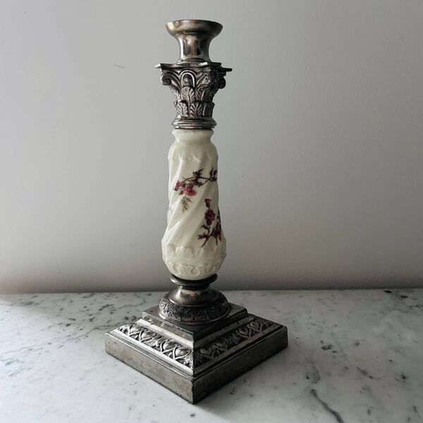 Bougeoir en métal argenté et porcelaine