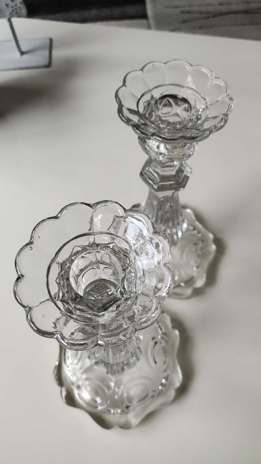 Paire de bougeoirs verre moulé, forme florale/godronnée, verrerie de portieux. années 50.