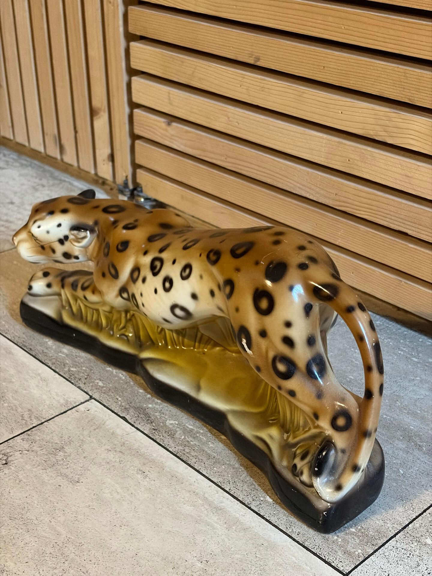 Vintage decorative ceramic sculpture representing a leopard.