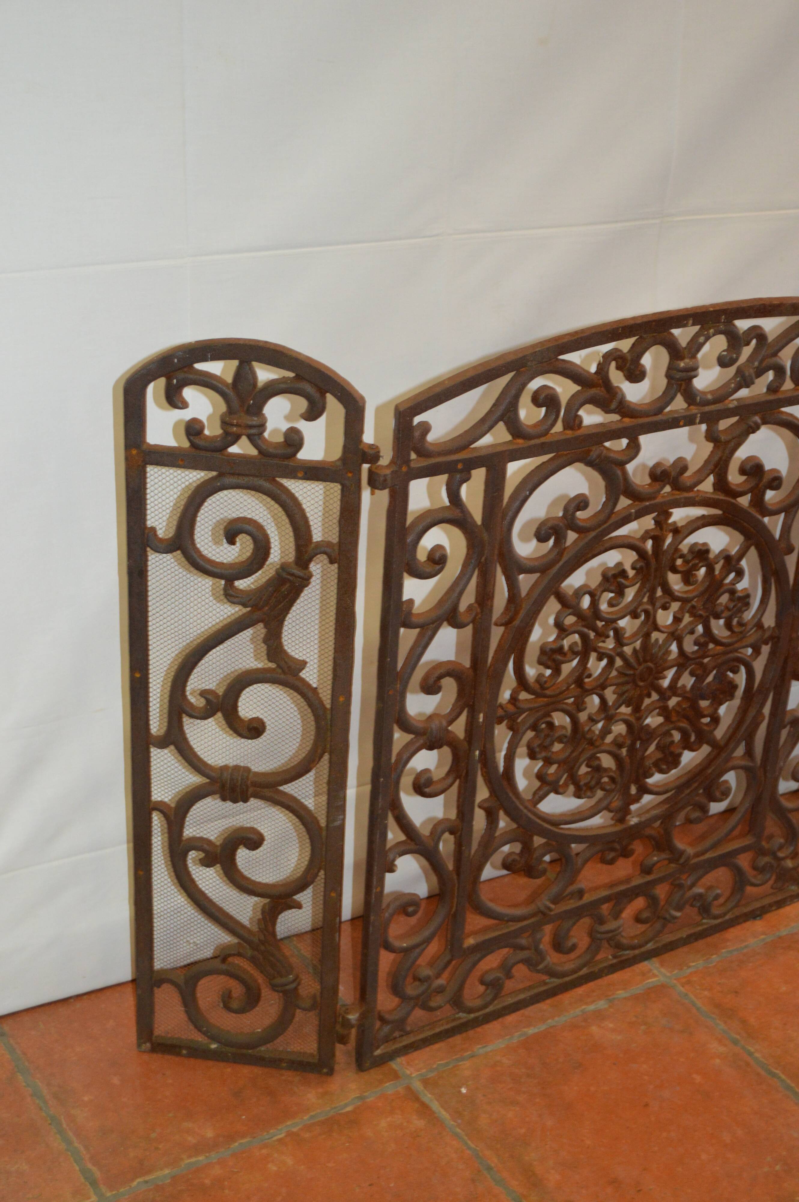 Cast iron fireplace firewall