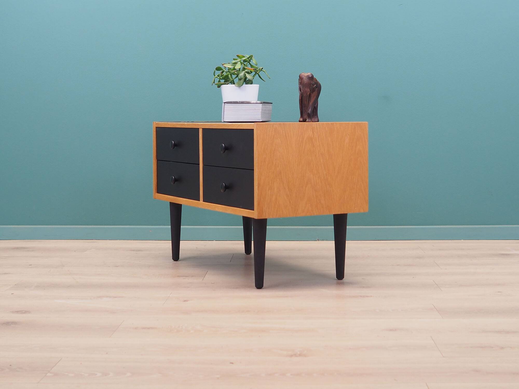 Commode en frêne, design danois, années 70, production : Danemark
