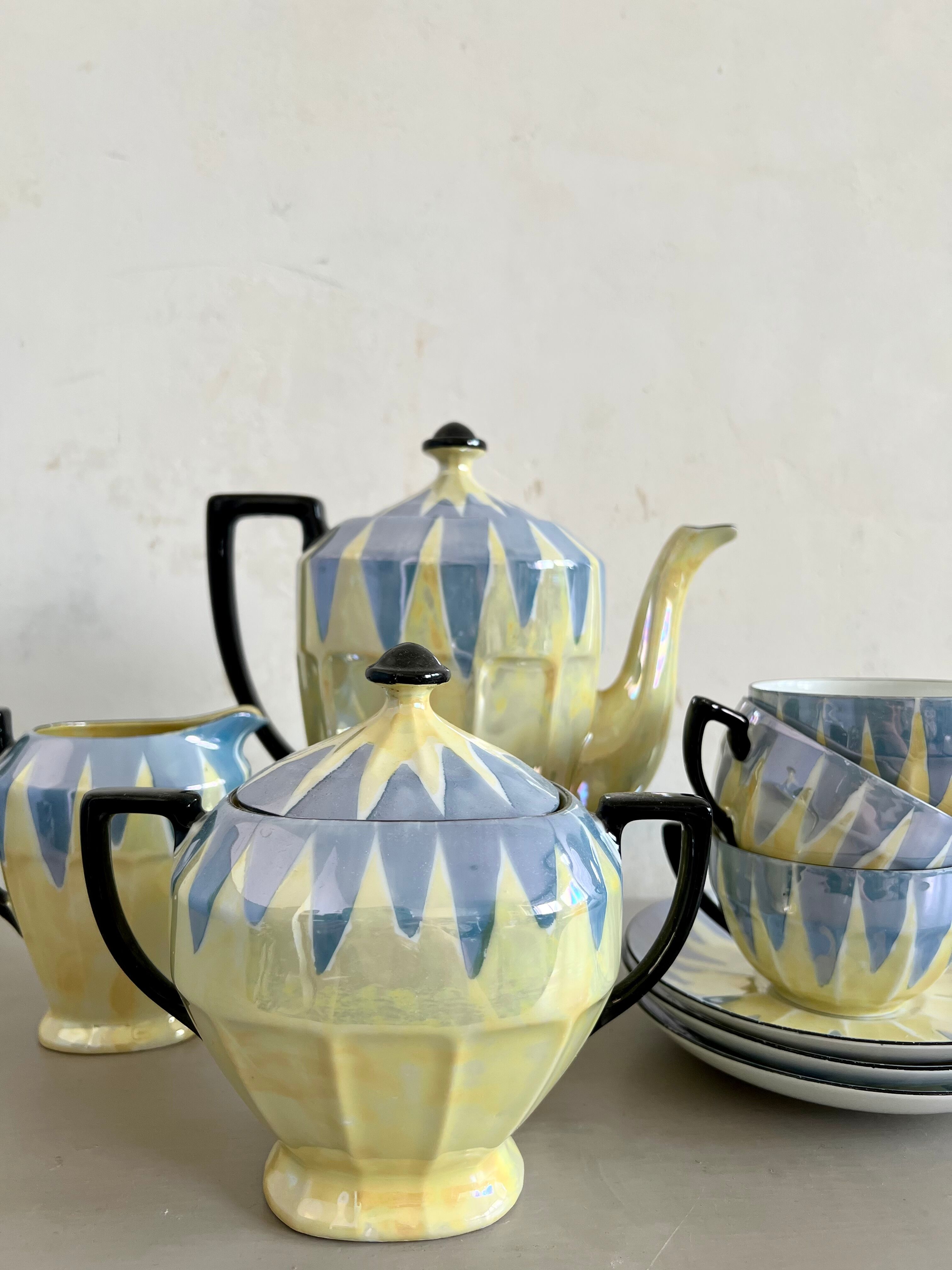 Art Deco coffee set in fine pearlescent porcelain 20s