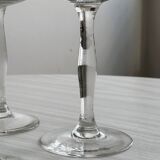 5 verres à pied à cocktail en verre ciselé.