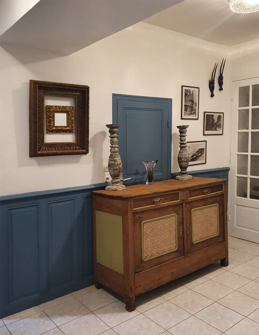 Low country sideboard, solid wood, stylized, late 18th century.