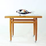 Table d'appoint sur roulettes en chêne, Tchécoslovaquie 1970