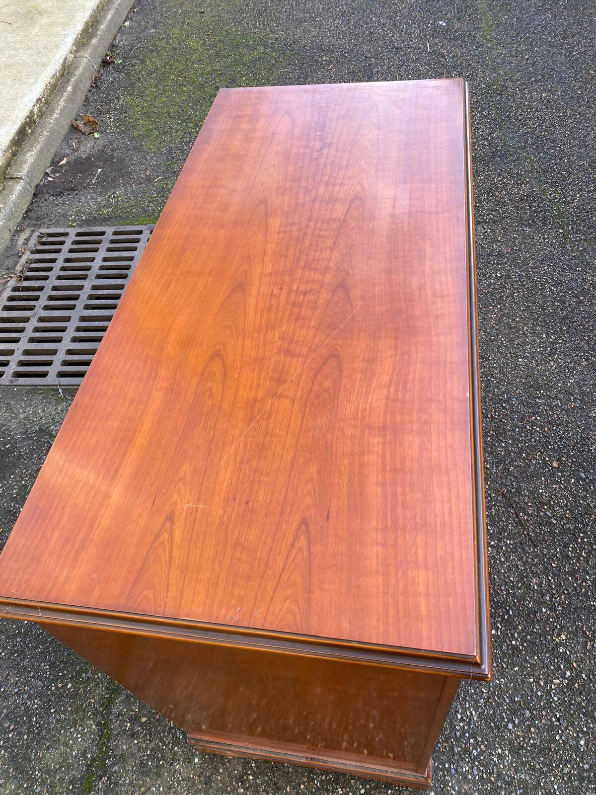English display cabinet with 2 doors, mahogany imitation, 1990.