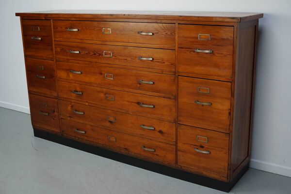 Armoire à pharmacie / cabinet de classement ou buffet en pin des Pays-Bas, années 1930