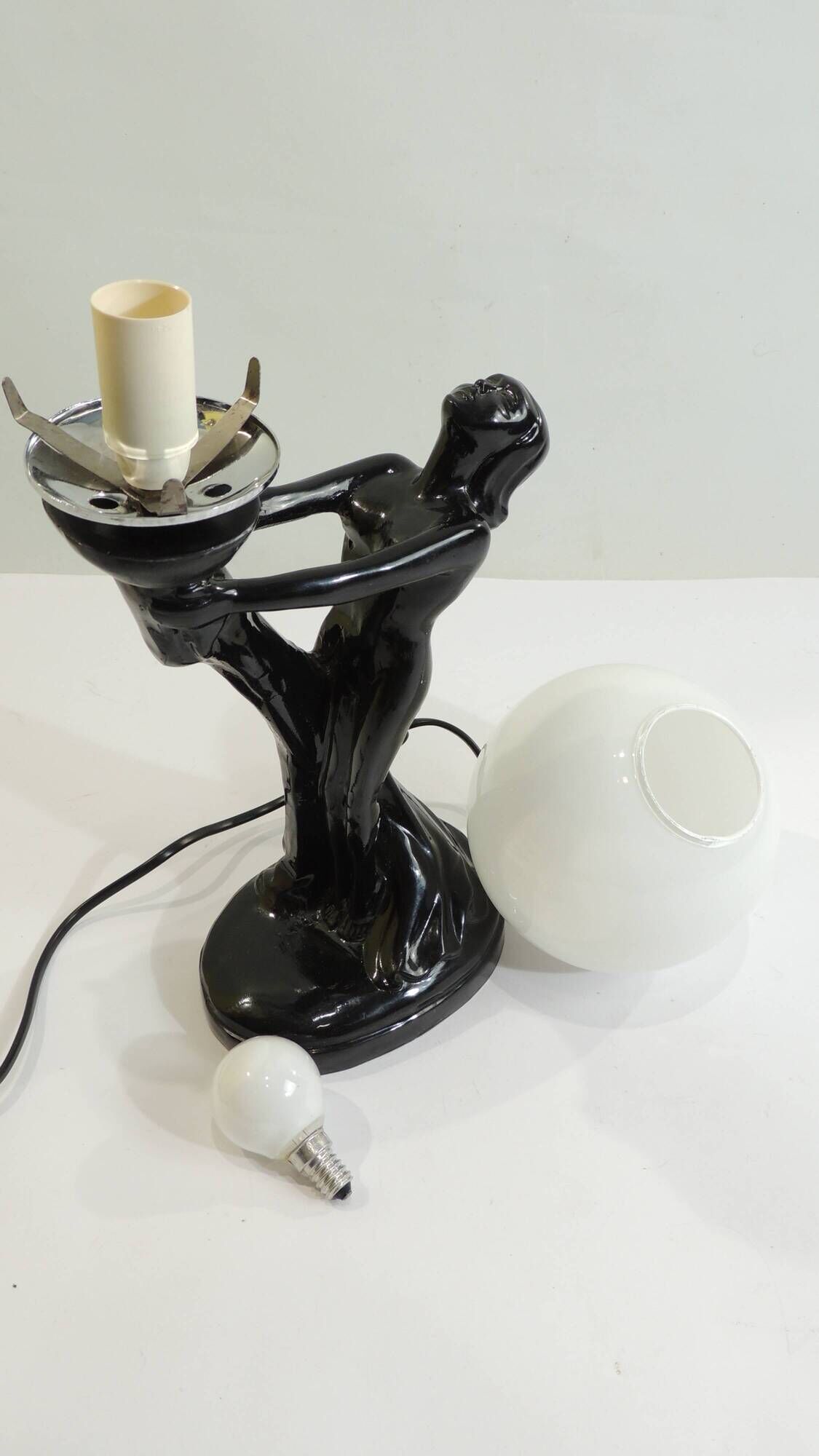 Art Deco lamp woman holding a luminous globe – Vintage resin lamp – L
