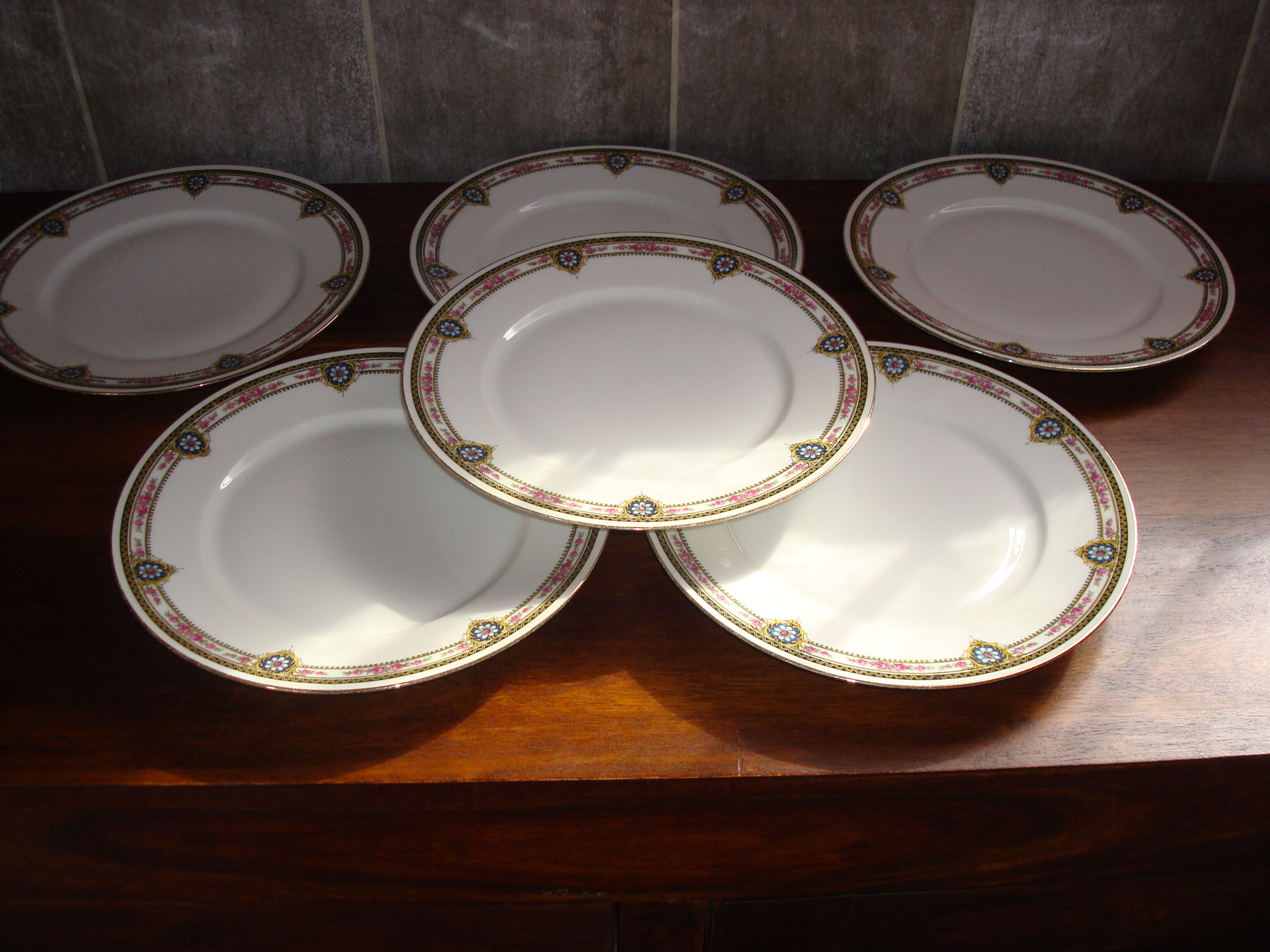 6 flat plates of porcelain "B.F Limoges" garland of roses and geometric frieze, lot 2.