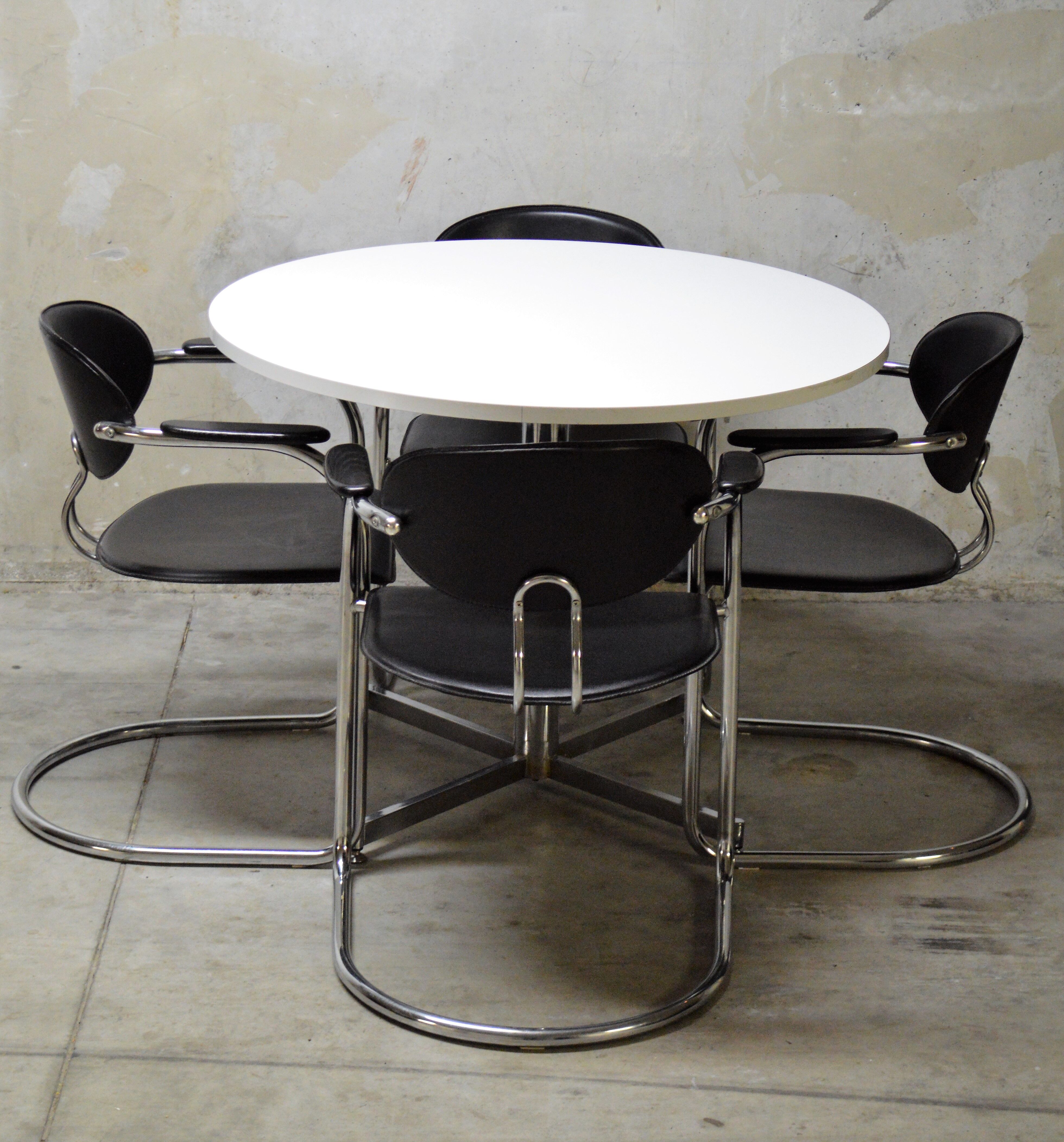 Round table dining room of the 60s/70s vintage design