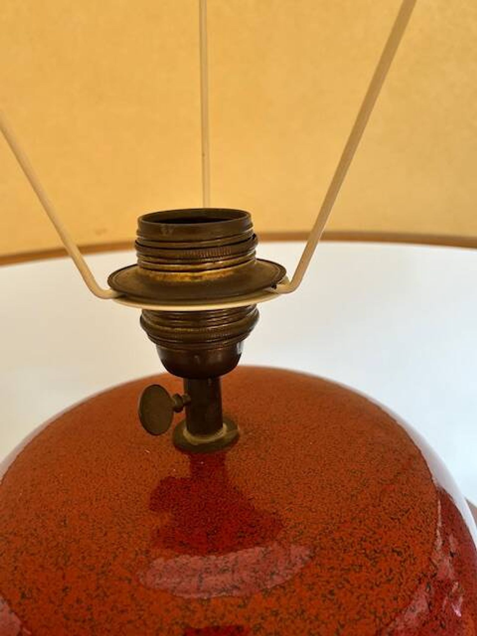 Lampe à poser en céramique rouge