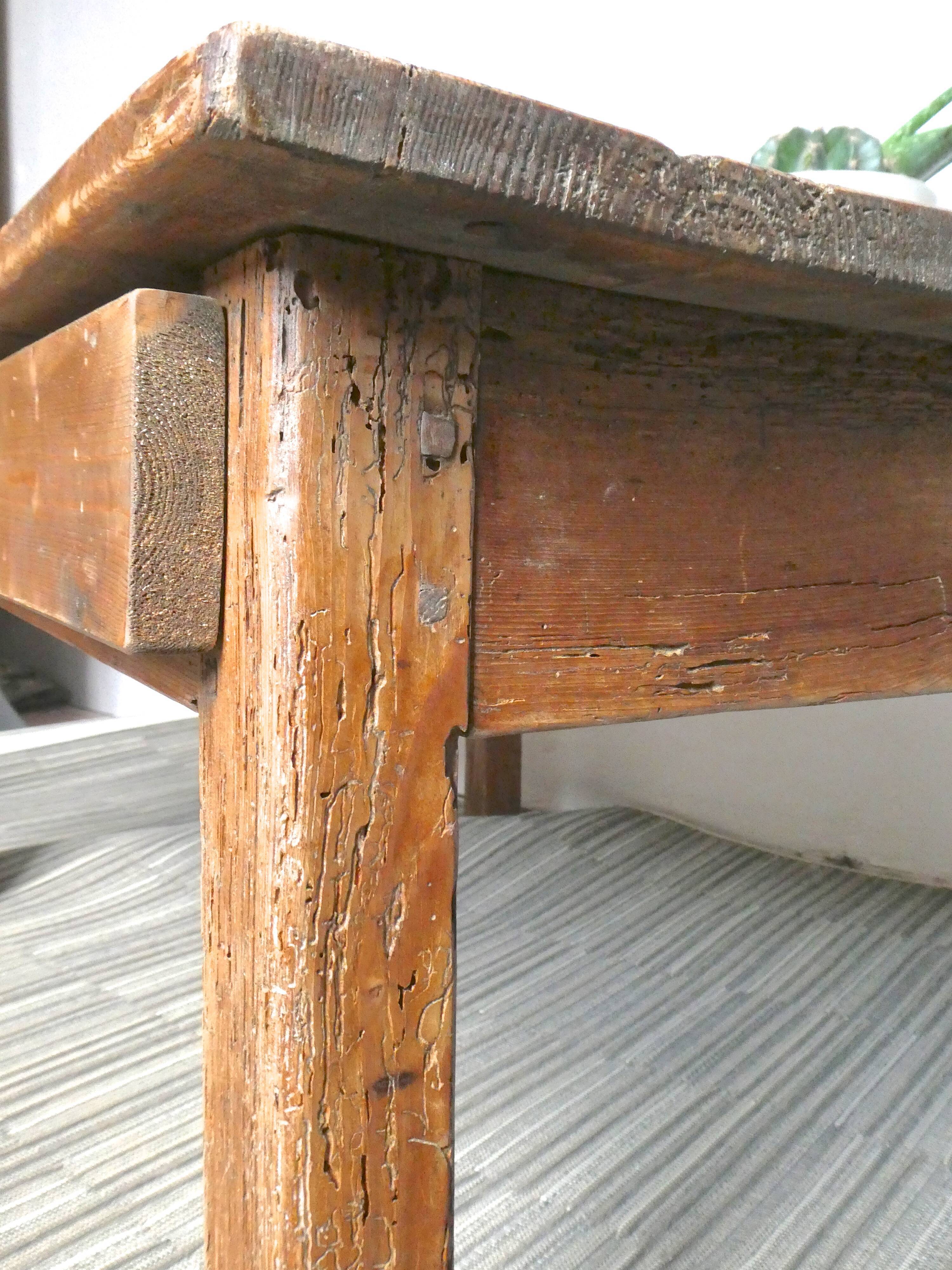 Coffee table in solid wood with a drawer