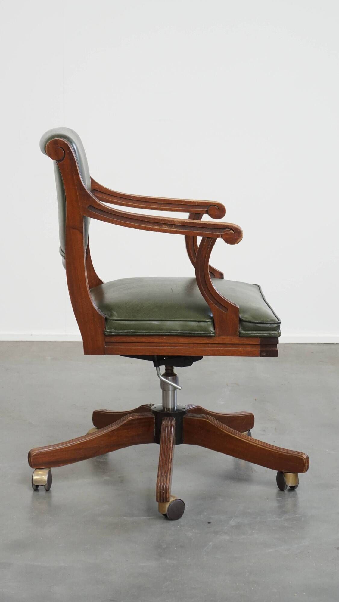 English-Style Office Chair in Cowhide Leather on Wheels Combined with Wood