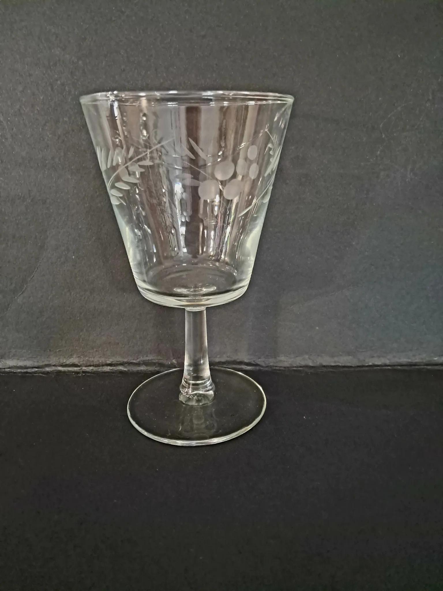 4 engraved wine glasses from the 1960s