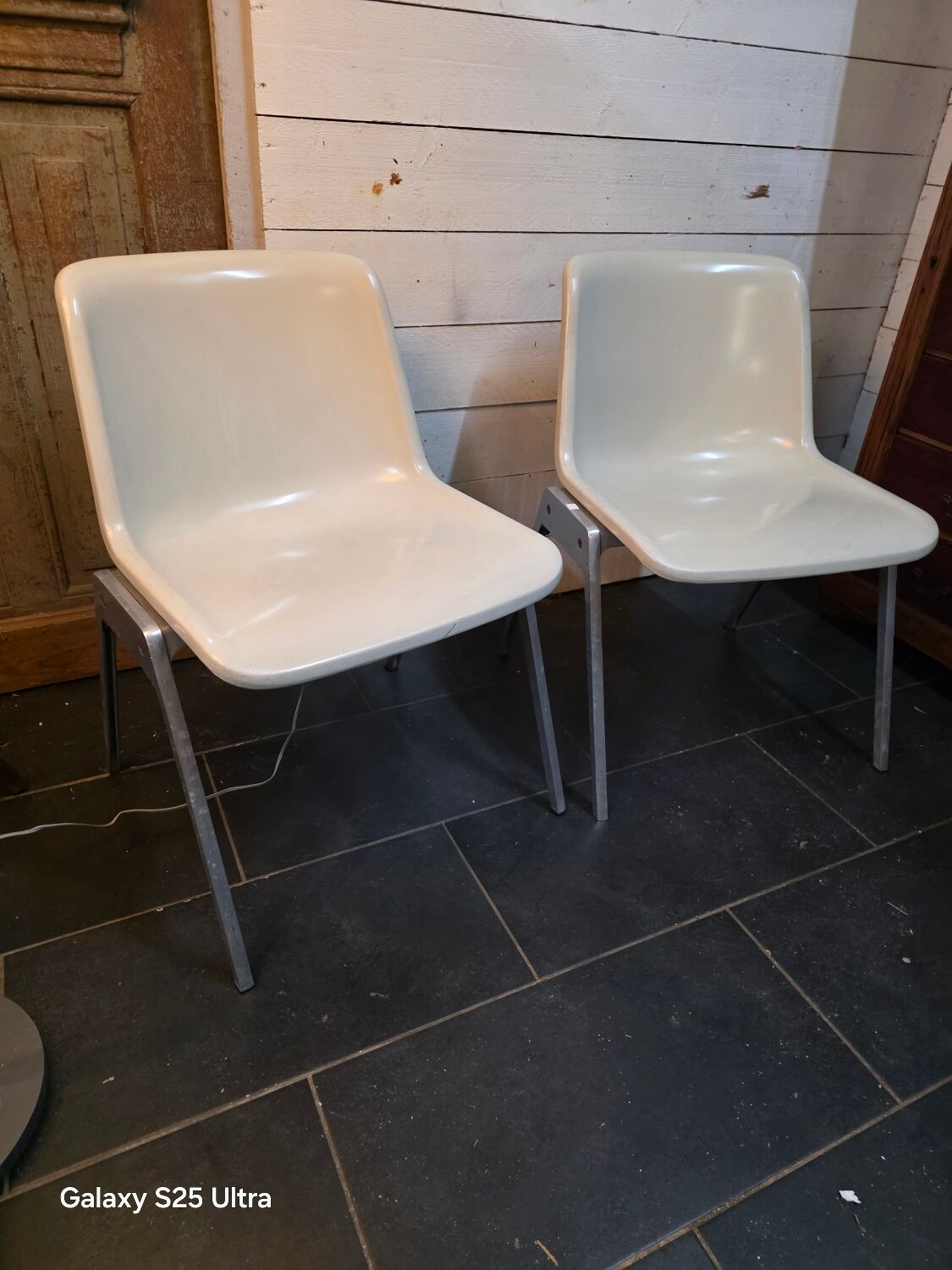 Pair of vintage Wilkhahn chairs, fibreglass shell, aluminium, 1970.