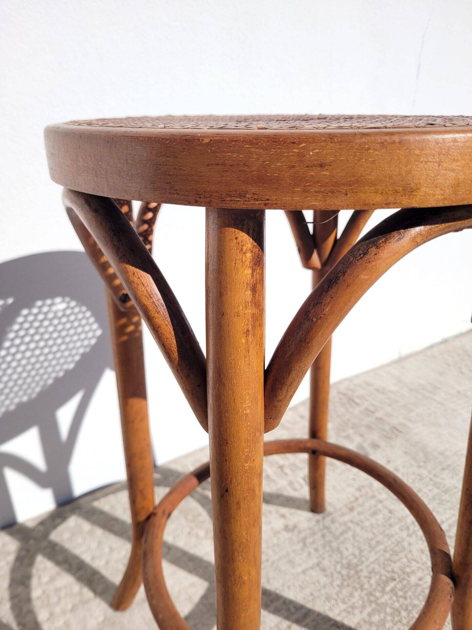 Ancien tabouret bas bistrot canné