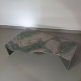 Table basse en granit de forme libre, façade ondulée graduée. Hollande '70