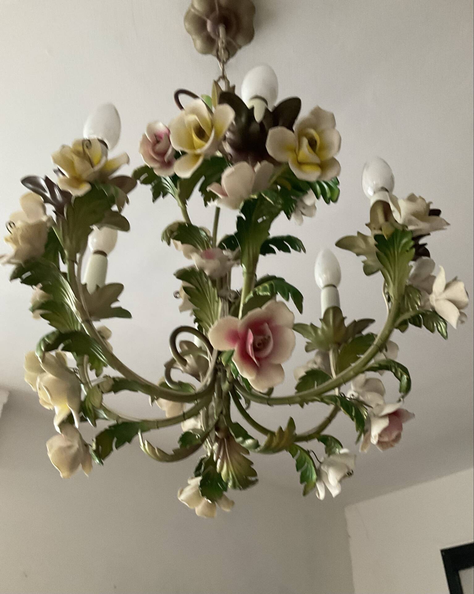 Vintage Italian chandelier in porcelain and tin from the 1950s.