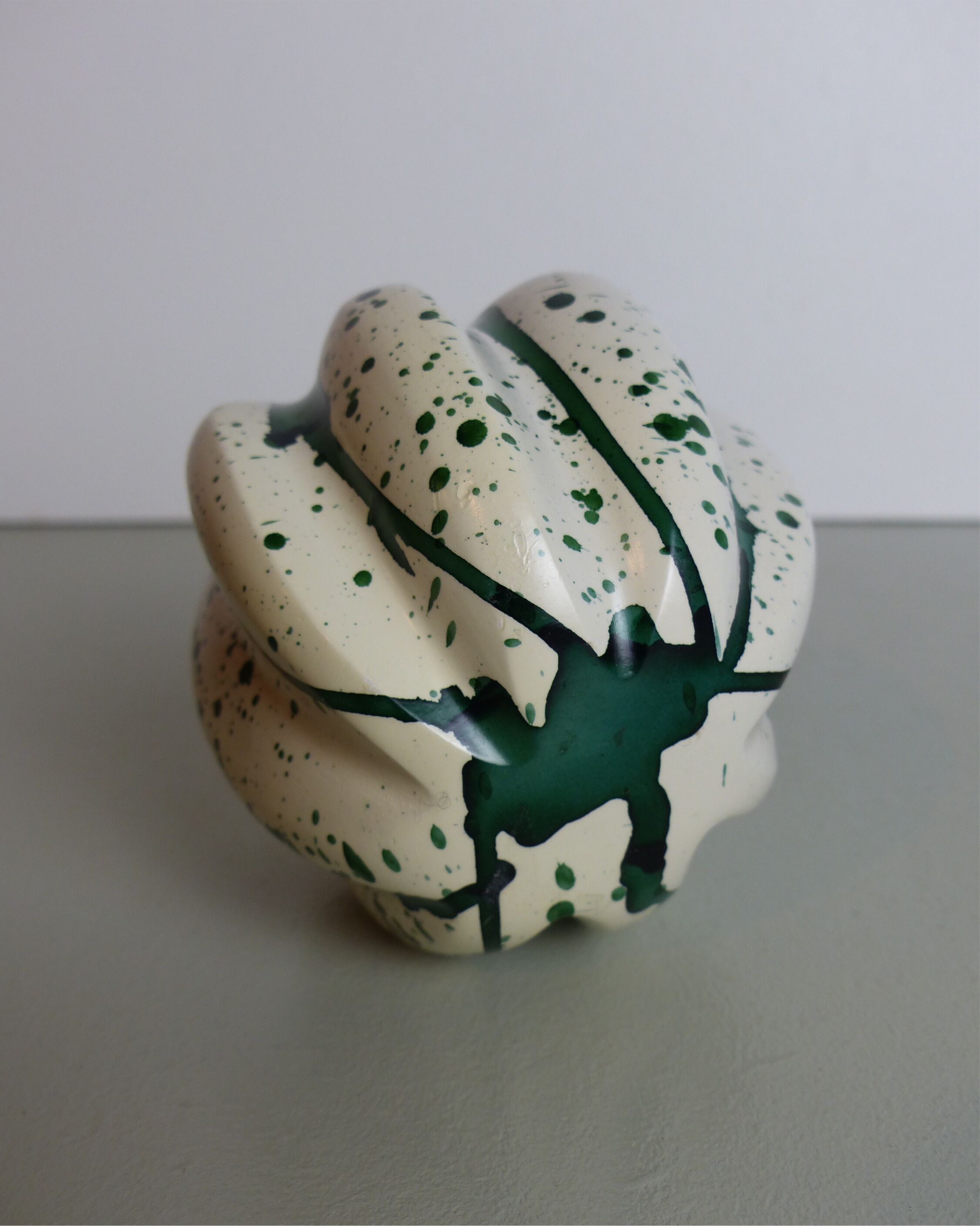 Decoration in green speckled wood in the shape of a coloquinte