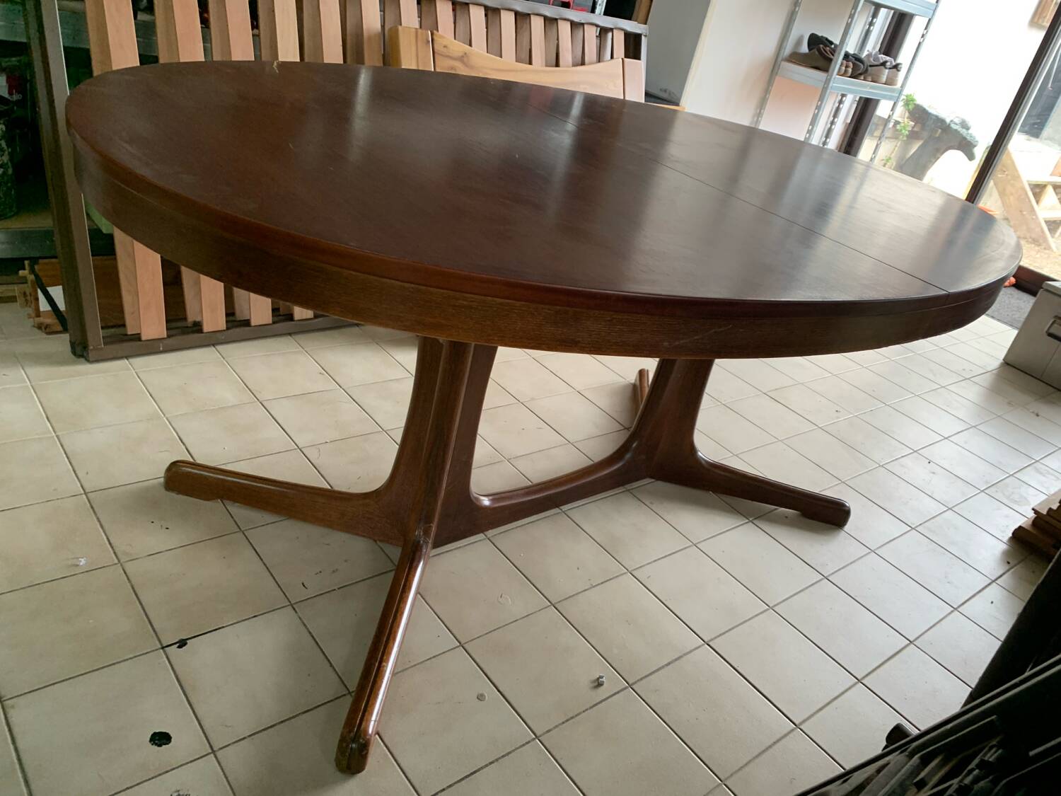 Baumann oval table with extensions
