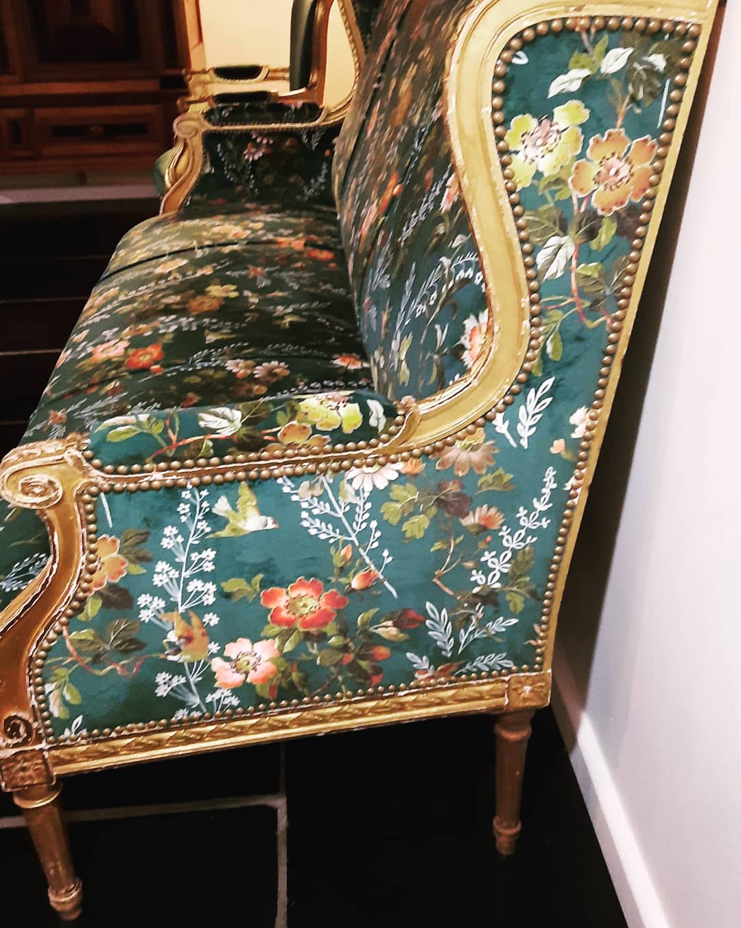 Green floral canapé