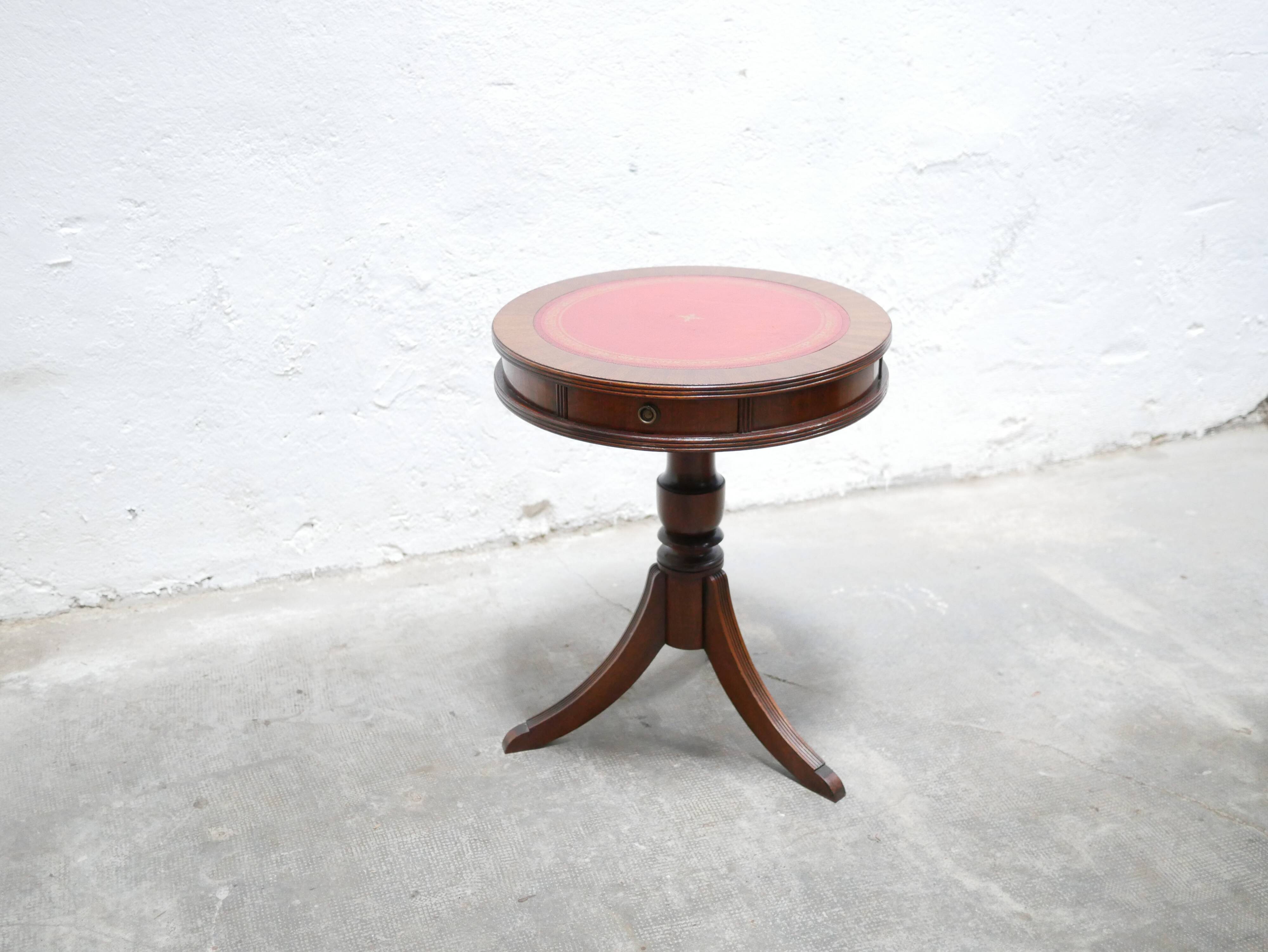 Vintage English pedestal table in wood and leather