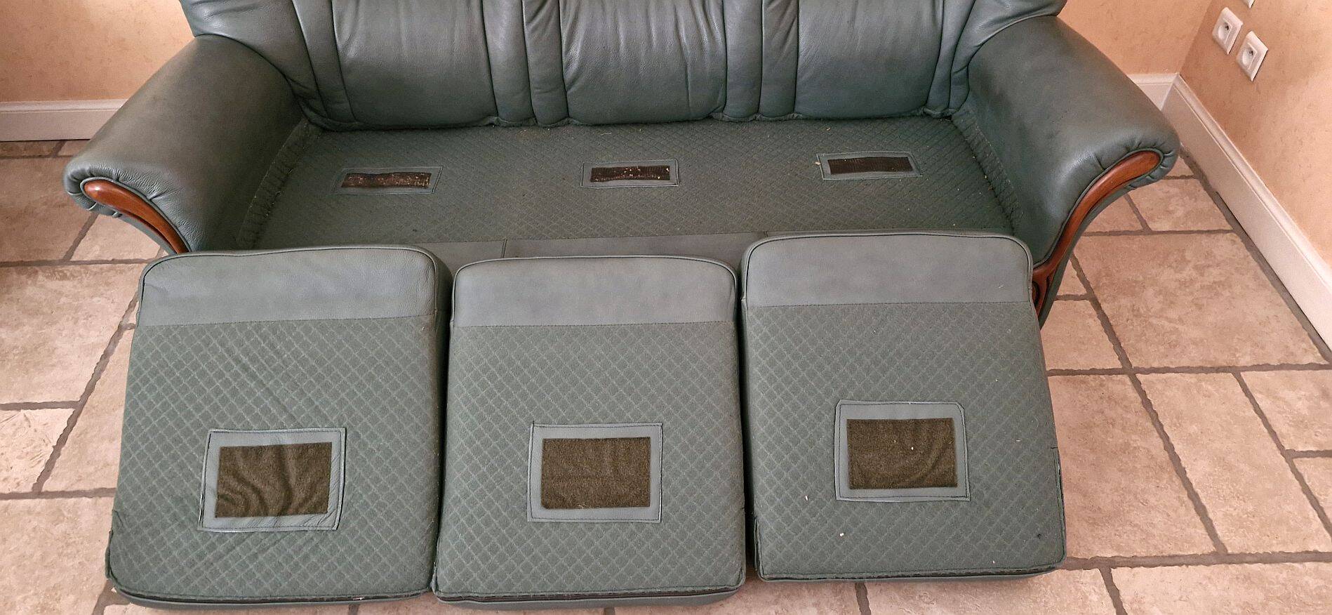 Three-seater sofa in green leather with a solid wood frame