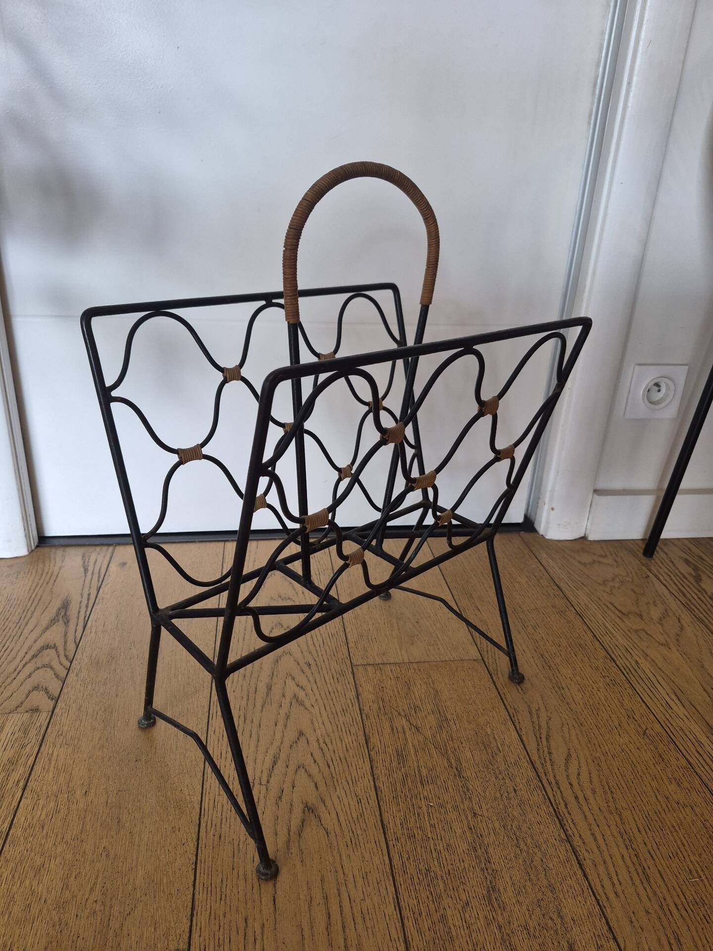 Porte revue fer forgé et rotin design attribué à Jacques Adnet