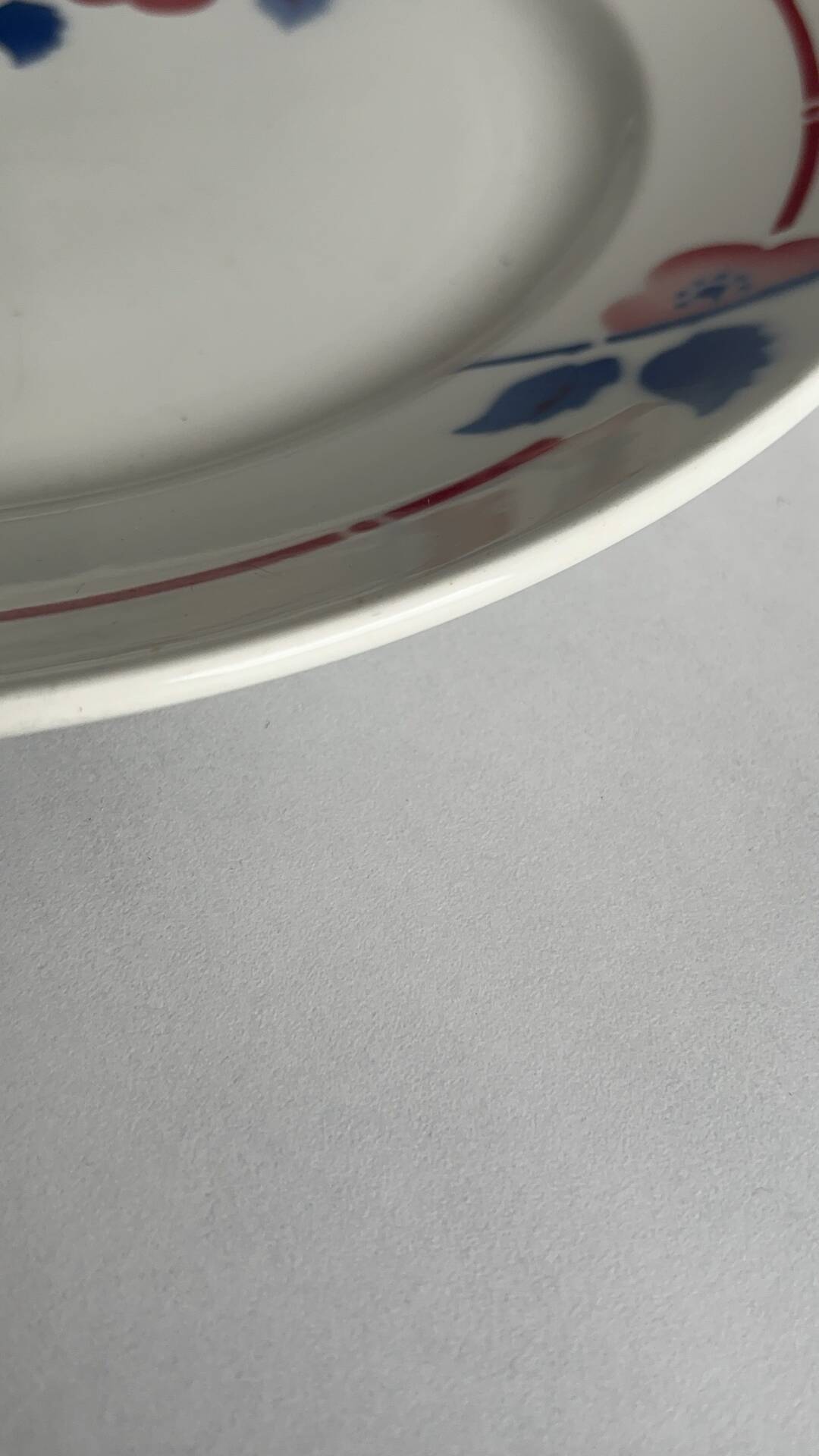 Round plate from the Céranord Saint-Amand service • Red and blue floral decoration